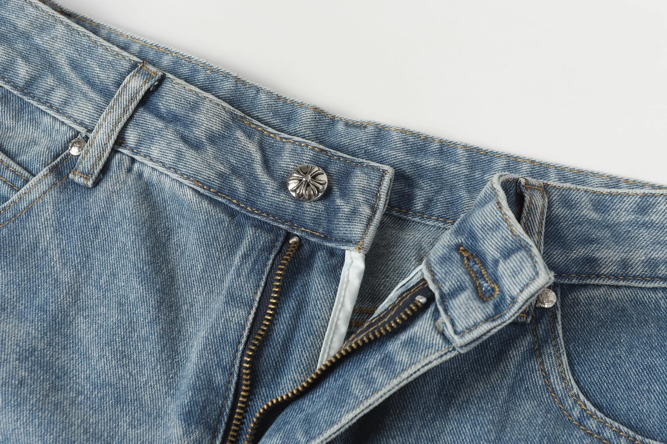 P260 Cross-border model, please do not place an order if you are pursuing quality - Chrome Hearts/Chrome Hearts Cross ✝️ Inlaid embroidered washed jeans, trousers and casual pants - High weight, high density and high quality. The wool is soft, delicate and skin-friendly. It feels soft and silky. It has excellent warmth and skin-friendly properties. - Customized weaving and dyeing, no color difference. No matter the fabric or workmanship details, it beats the ordinary version on the market - Hardware zipper accessories are all customized, full of details -Colour: washed blue -Size: 28 30 32 34 36